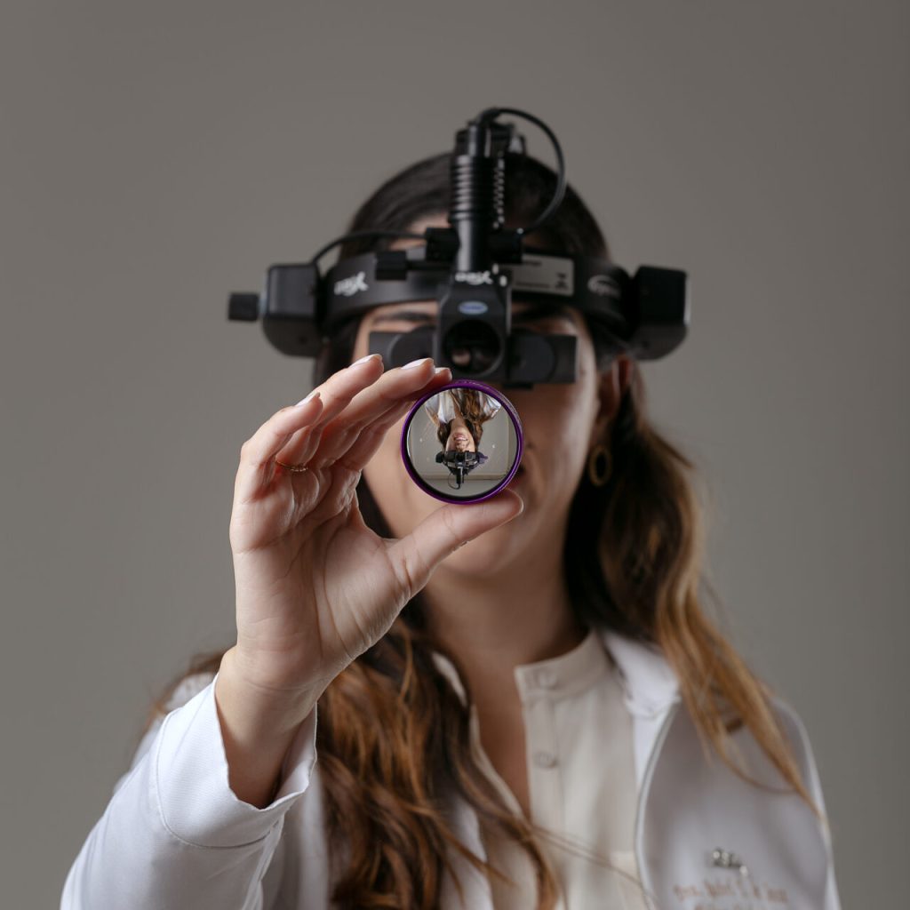 Dra. Rachel Souza realizando mapeamento de retina